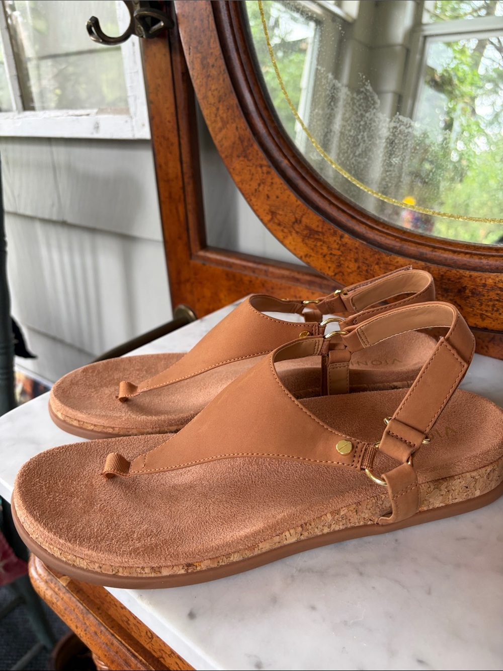 NWOT Vionic Women's Brown Leather Sandals